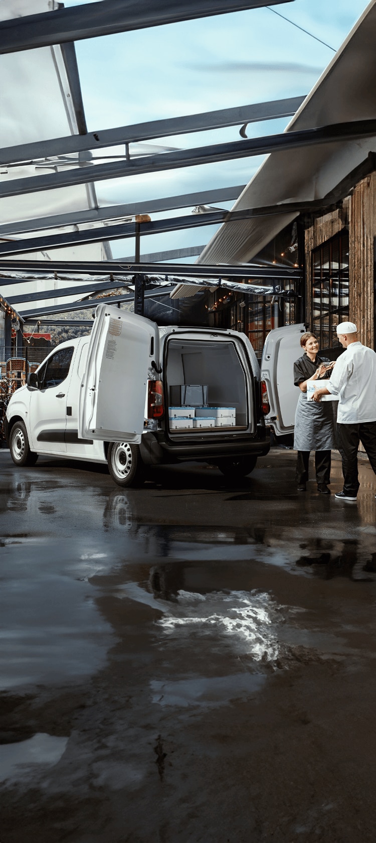 Blue ë-Berlingo drive on roads by the sea