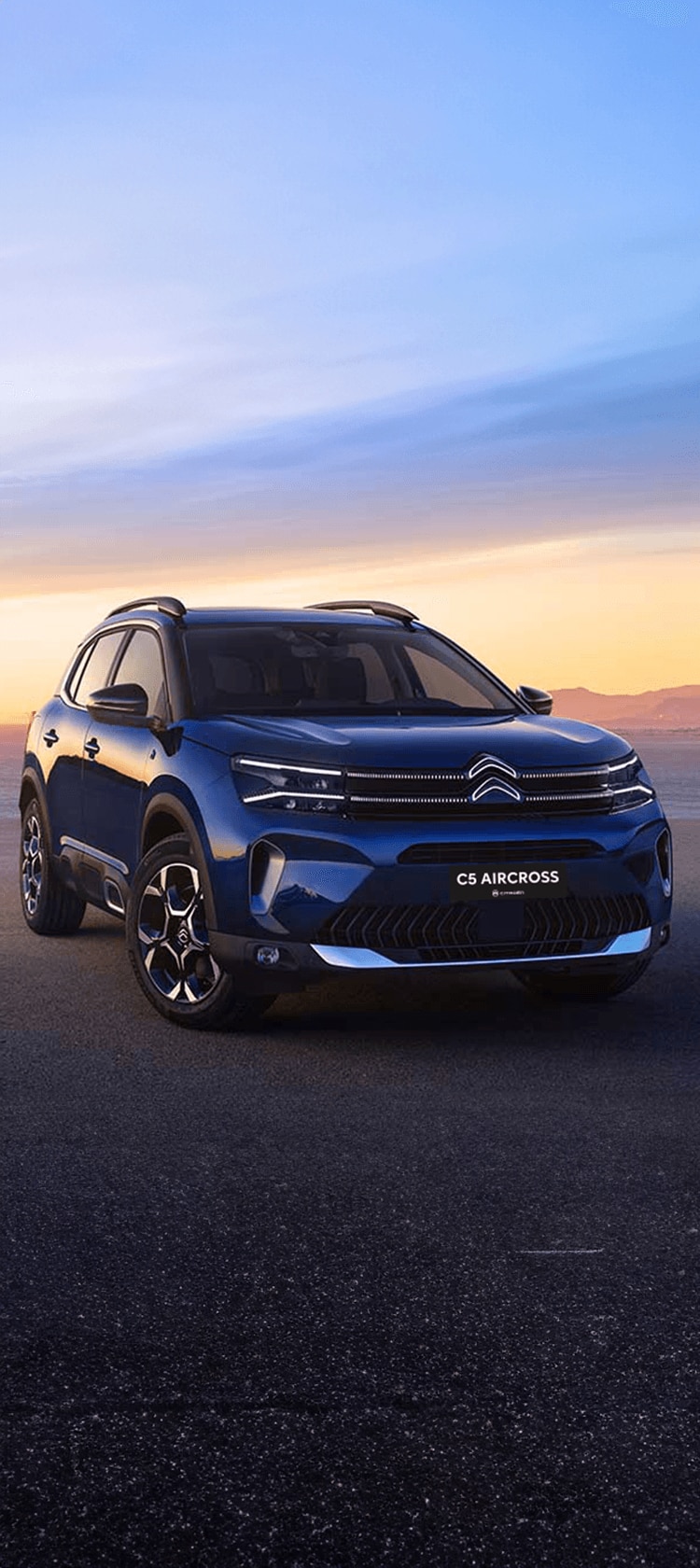 Black ë-SpaceTourer drive on the roads