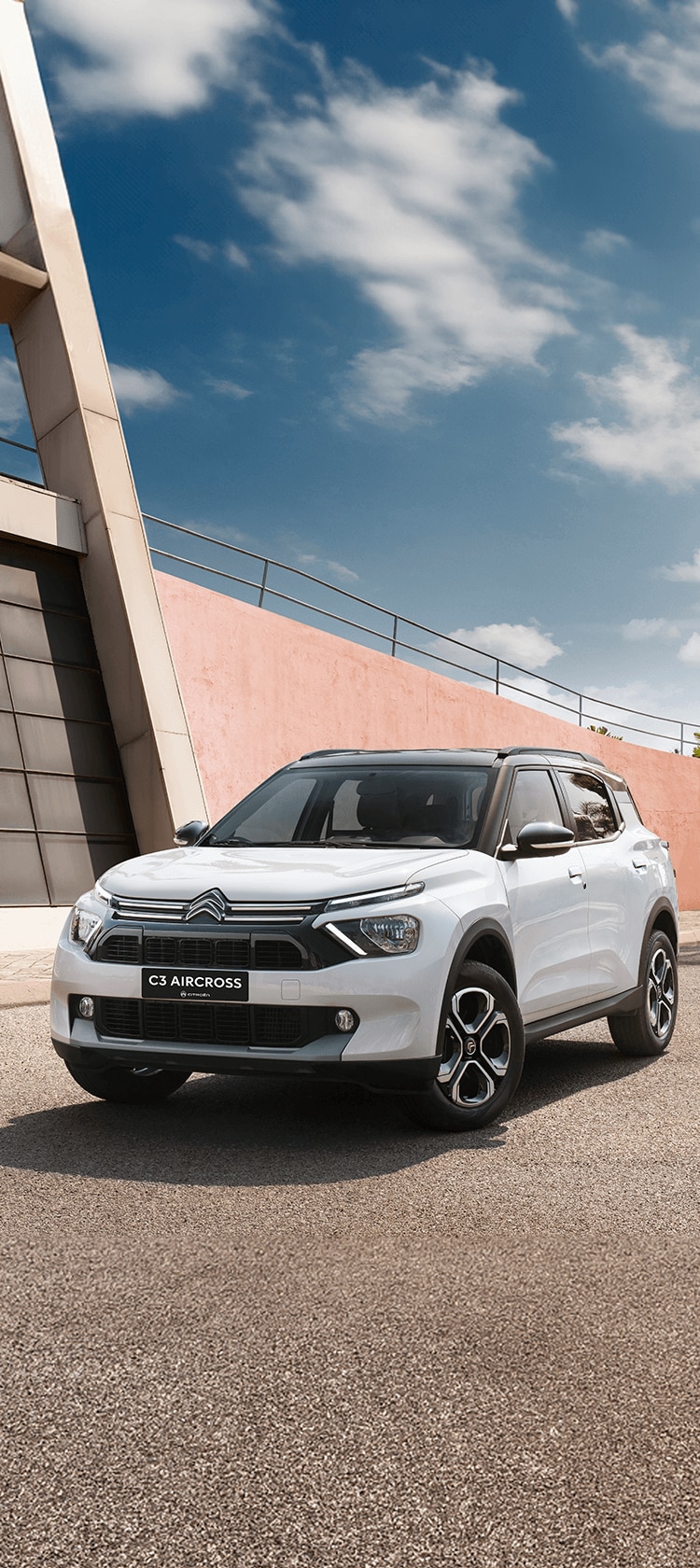 Red ë-C3 and blue ë-C3 drive in town