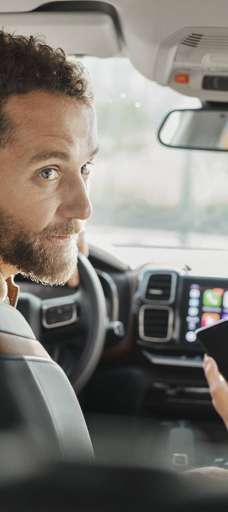 Couple dans une Citroën C5 se tournant vers les passagers